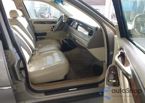 1999 Lincoln Town Car Executive z USA, uszkodzony, nr VIN 1LNHM81W0XY716316